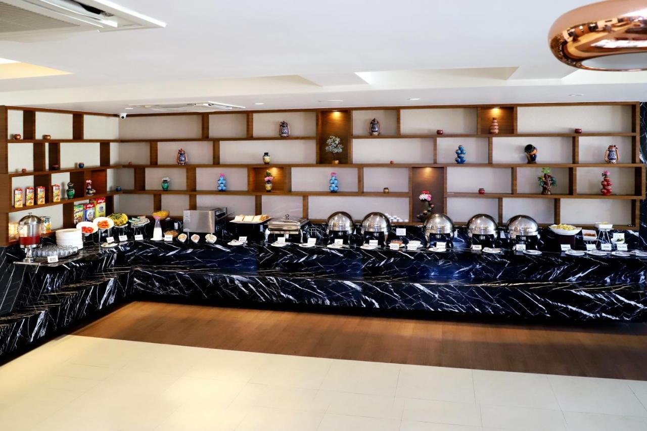 Quality Inn Patria Suites, Rajkot Exterior foto